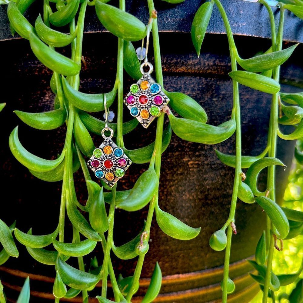 5/$25 DIAMOND SHAPED RHINESTONE EARRINGS - Picture 3 of 6